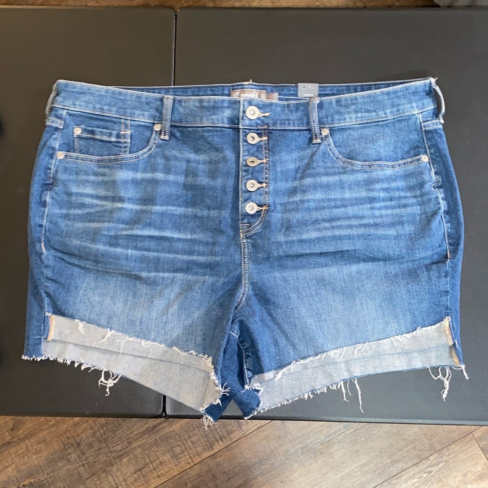 #T903- NWT- Torrid Button-Fly Jean Shorts in Classic Blue-22W